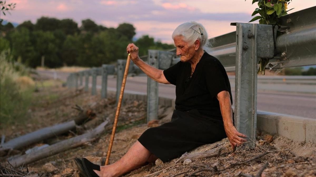 María Martín, en la cuneta donde supuestamente están los restos de su madre, en una imagen de ‘El silencio de otros’. ALMUDENA CARRACEDO